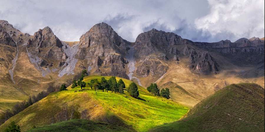 印古什共和国“艾尔兹”自然保护区春天的景观尤其壮美：山上草地刚开始为绿色所覆盖。 印古什共和国哲伊拉赫斯基区。Anrey Grachev / 摄