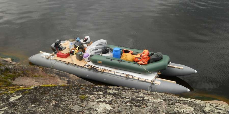乘“巴尤恩”双体船在拉多加湖上探险。供图：亚历山大·科尔斯基。