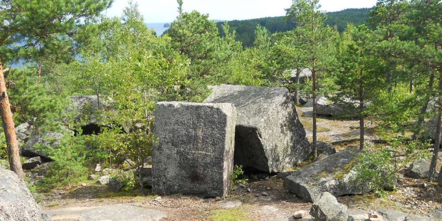 在列宁格勒州库兹尼奇诺耶区（Kuznechnoye ）的18世纪采石场，就是在那里开采了建造圣彼得堡的花岗岩。这里保存着木制的碾压机。它们有300年的历史了！供图：亚历山大·科尔斯基。