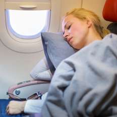 不用翻身也能在飞机上睡个好觉