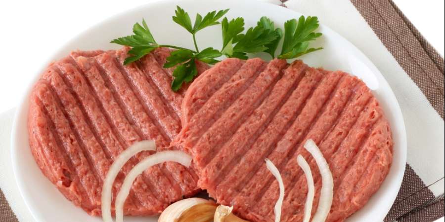 鞑靼牛排采用生肉制作