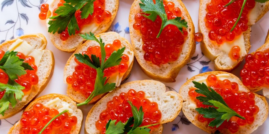 俄式传统：鱼子酱面包片