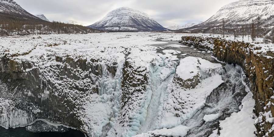 «С приходом морозов водопад Китабо-Орона на плато Путорана замерзает, образуя неповторимые узоры. Чтобы снять их, я специально прилетел в октябре, когда температура опустилась до минус 30. С уверенностью могу сказать, что это лучшее время для наблюдения за водопадами».  Автор: Горшков Сергей Владимирович