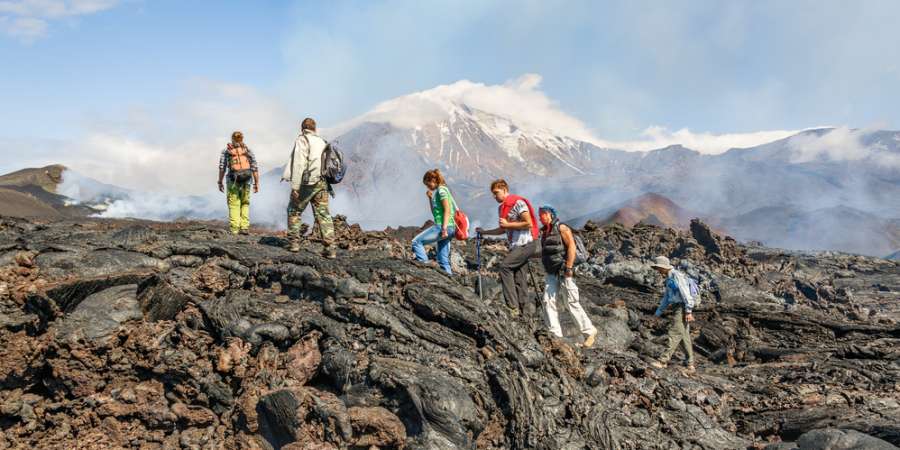 Туристы на прогулке по склонам вулкана Толбачик, Камчатка. Фото: Вадим Петраков / Shutterstock