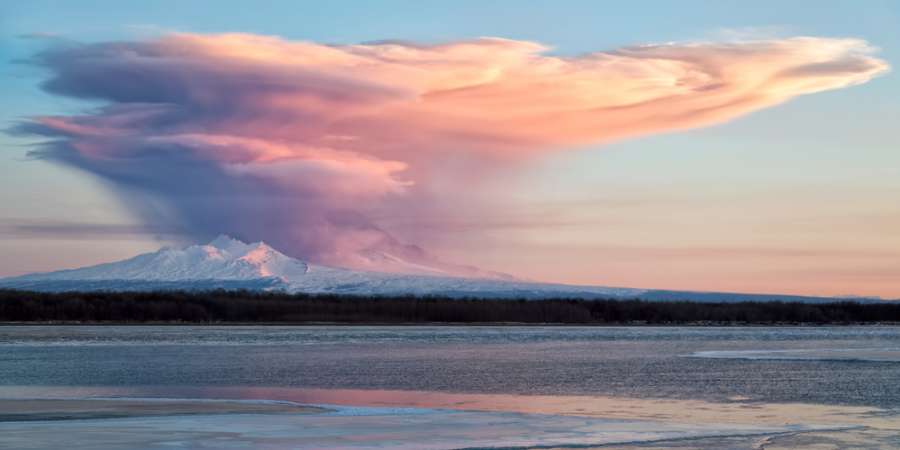 Извержение вулкана Шивелуч, Камчатка. Фото: Геннадий Теплицкий / Shutterstock