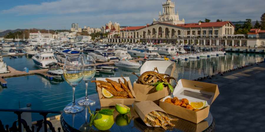 Ланч-боксы черноморской кухни. Морвокзал, Сочи. Фото: Екатерина Моргунова, «Гастрономическая карта России»