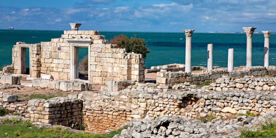 教堂中的教堂——在克森尼索(Chersonesus)的中世纪教堂。Photo: Dmitri Ometsinsky / Shutterstock