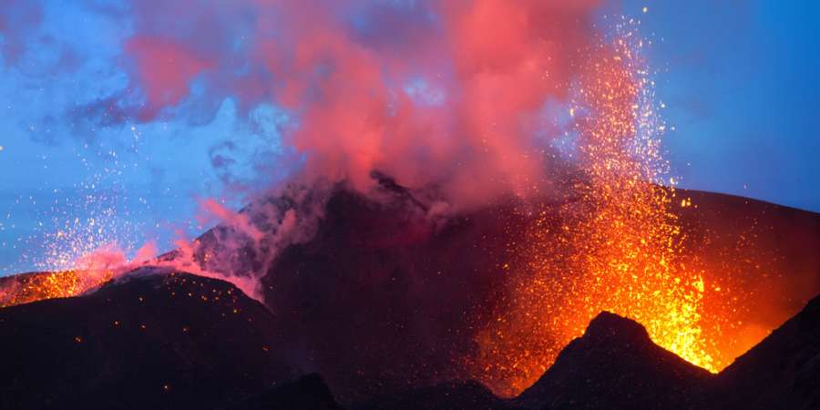 Извержение вулкана Толбачик на закате. Фото: Smelov/ Shutterstock