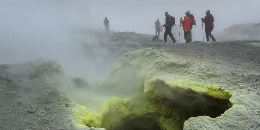 Туристы совершают восхождение к активному кратеру Мутновского вулкана