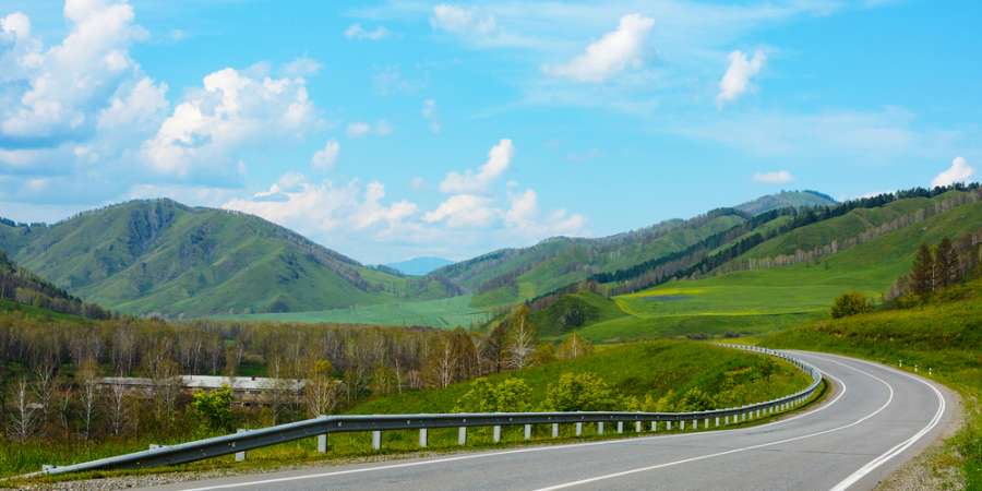 Чуйский тракт — одна из самых красивых дорог России. Фото: oroch / Shutterstock