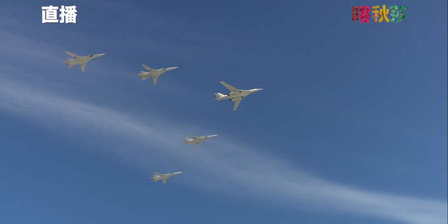 由1架图-160战略轰炸机和4架图-22m3远程超音速轰炸机组成的编队正飞过红场。