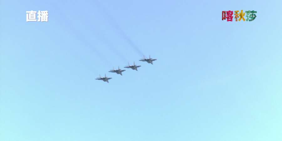 4架米格-29cmt轻型战斗机飞过上空。