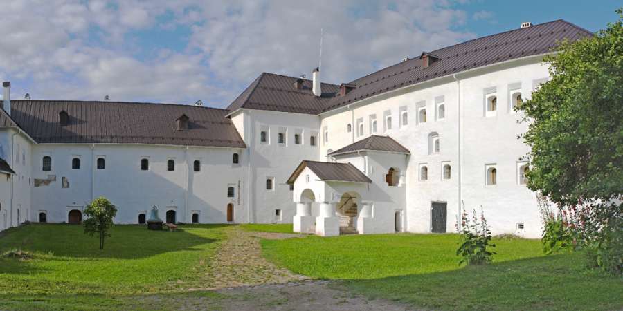 Pogankiny Chamber博物馆是建于17世纪70年代的、作为库房和用于生产的石制住宅。是联邦级别的历史和文化遗迹。今天，它是普斯科夫（Pskov）历史艺术和建筑博物馆保护区中的建筑之一。